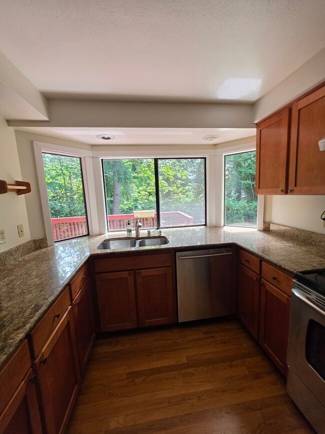 Building Photo - Lovely 4 bedroom Somerset Home in Private Wooded Setting