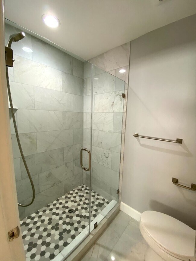 Building Photo - Stylish 2-Bed Apartment