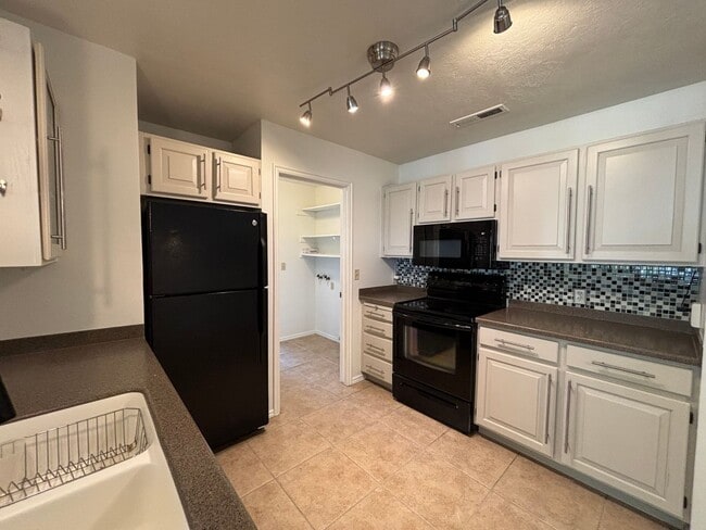 Building Photo - DARLING TOWNHOME FOR RENT!