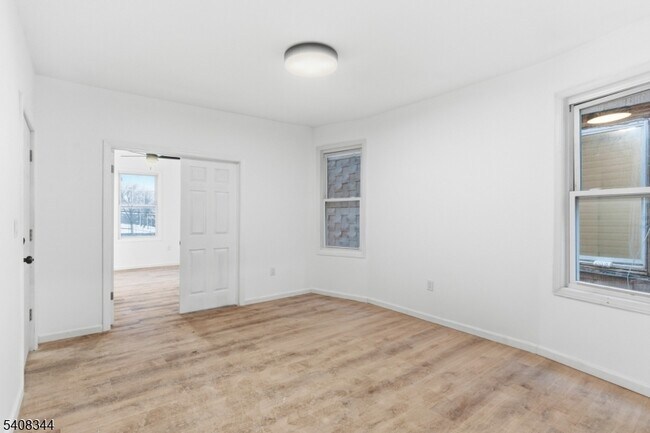 Building Photo - 528 S 13th St