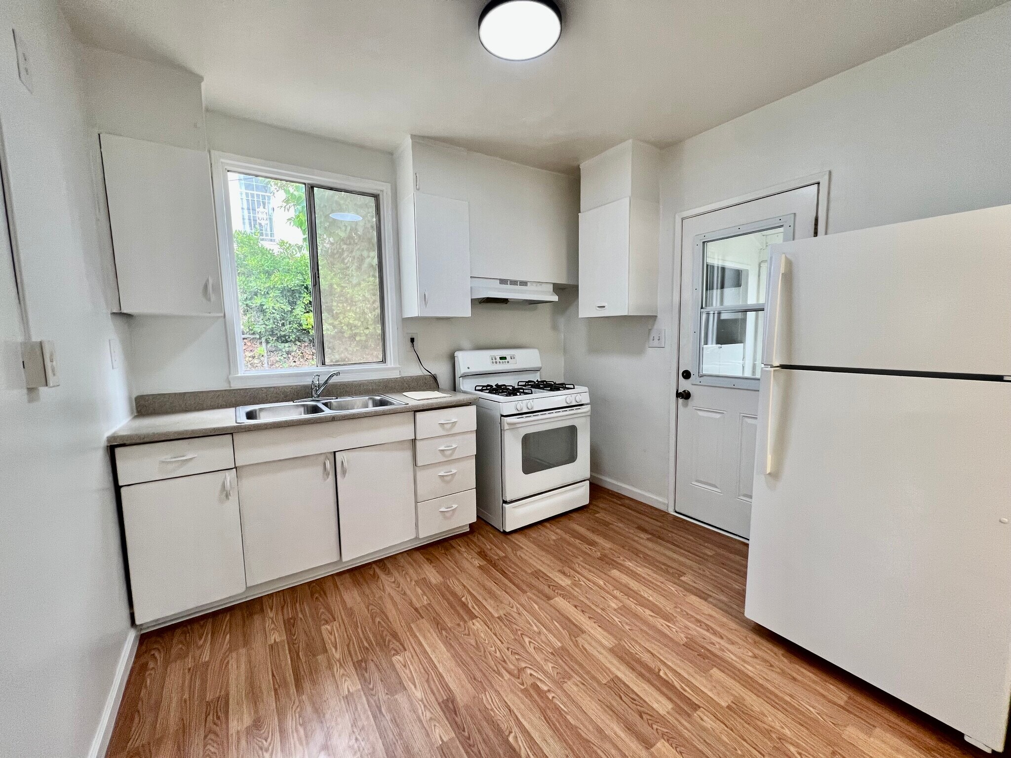 Building Photo - 2209 S Ridgeley Dr