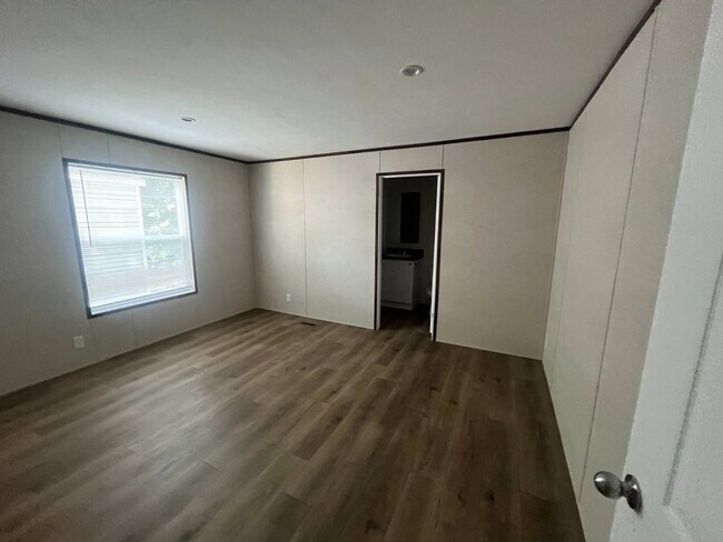 Building Photo - 1085 Spring Bay Rd