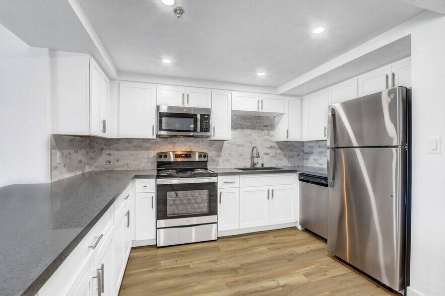 Crystal Court Apartments 900 E Desert Inn Rd Las Vegas NV 89109