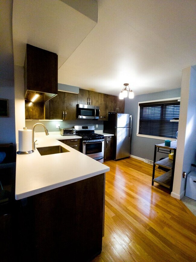 Building Photo - Newly updated 2 Bedroom Townhouse in quite...