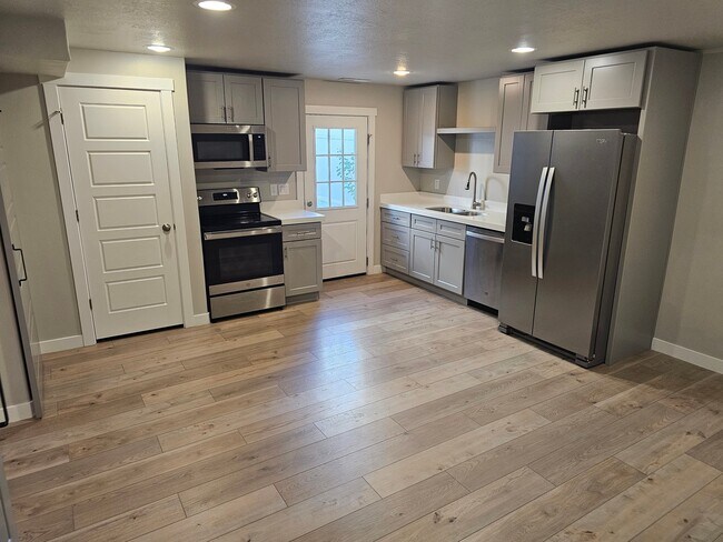 Building Photo - 13067 Twisted Oak Dr