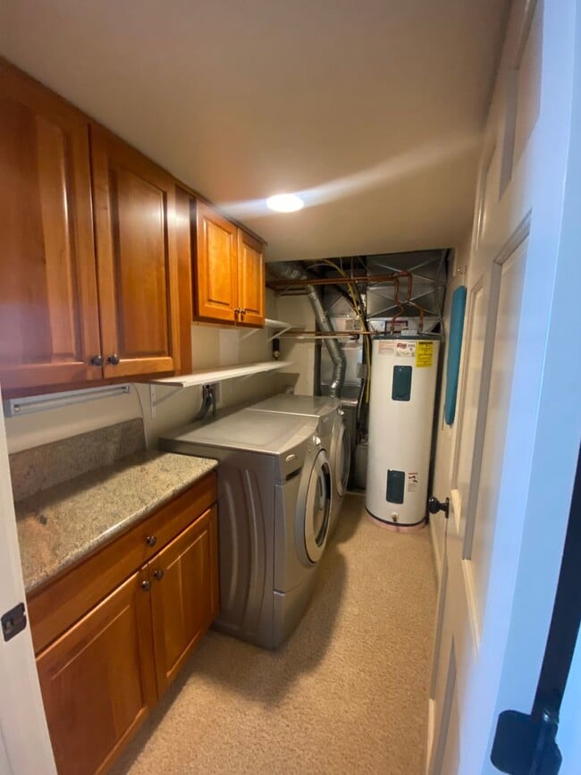 Building Photo - Class and Style! 3 Bed, 2 Bath South Hill ...