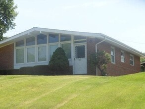 Building Photo - Two Bedroom Home with Large Yard and Updat...