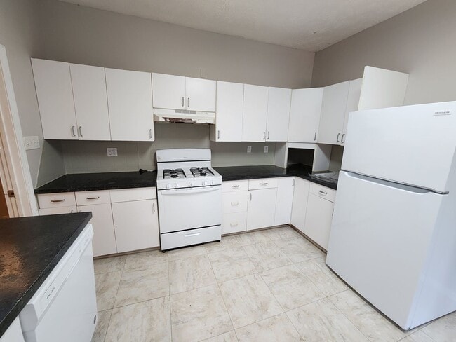 Building Photo - Spacious 3-Bedroom, 2-Bathroom Home AVAILA...