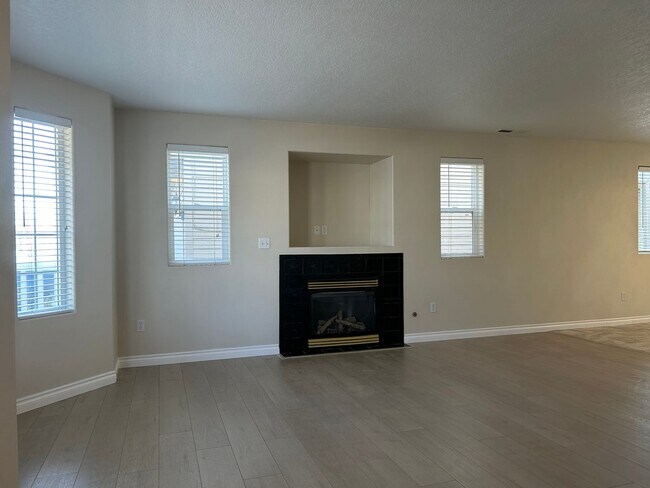 Building Photo - 4 bed, 2.5 ba - Golf Course living in Horn Rapids