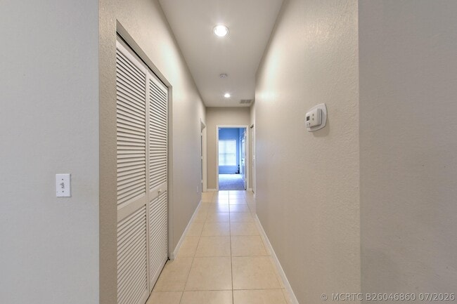 Building Photo - 1868 S Dovetail Dr