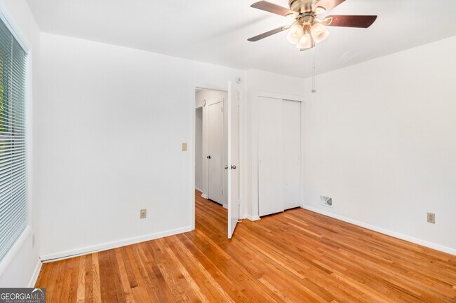 Building Photo - 2563 Beverly Hills Dr