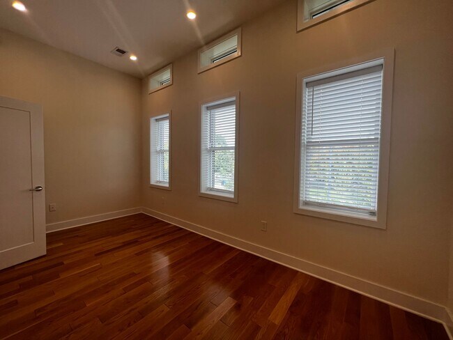 Building Photo - Lavish 5 BR/4 BA Townhome in Petworth!