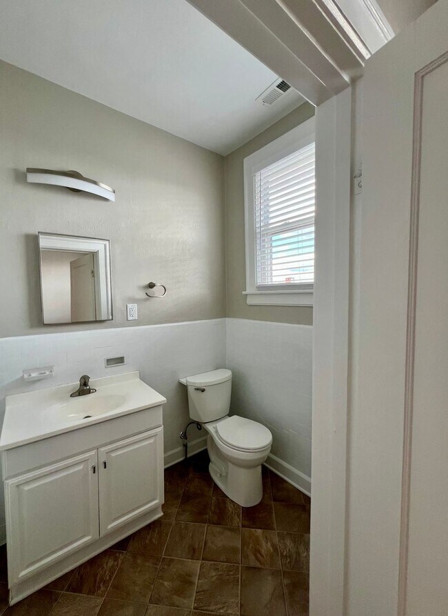 Building Photo - 1 Bedroom/1 Bath in the Historic District