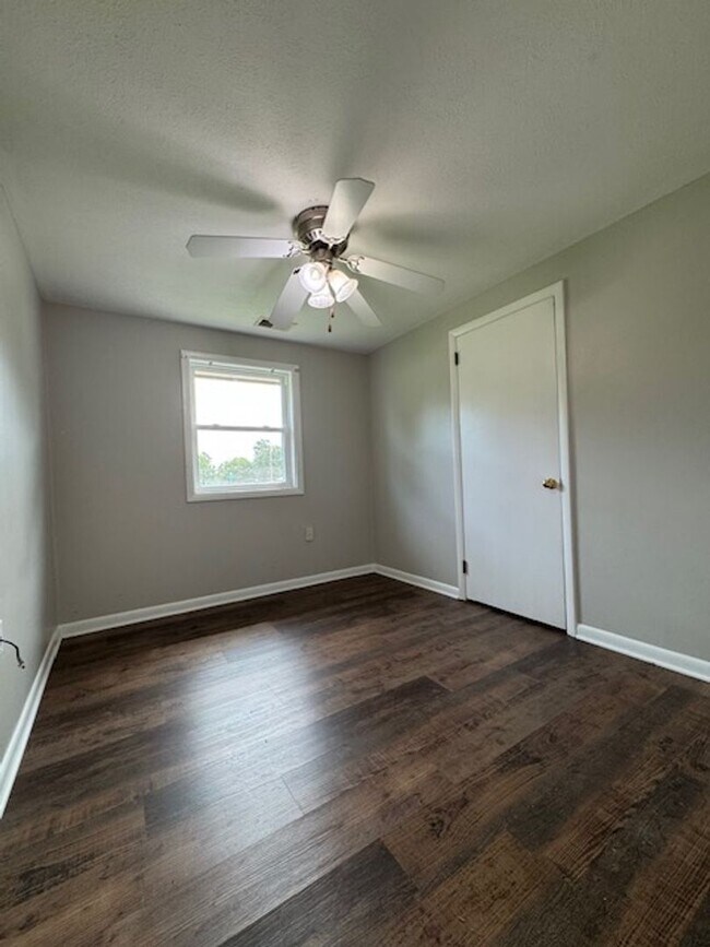 Building Photo - 7001 Comet Dr