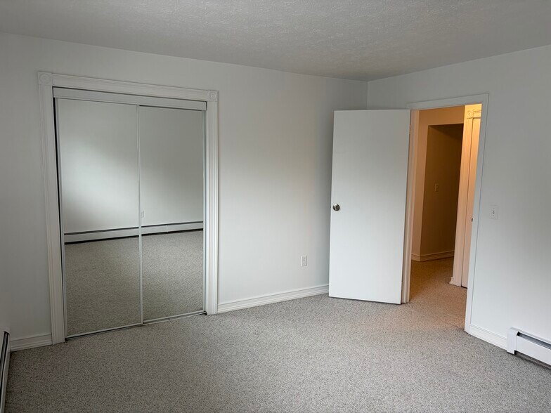 Large Bedroom with Walk-In Closets - 104 W Pulteney St