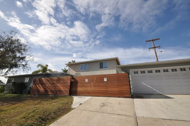 Primary Photo - HUGE House!! CLOSEST to Campus!