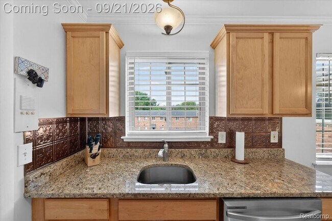 Building Photo - 454 Romeo Rd