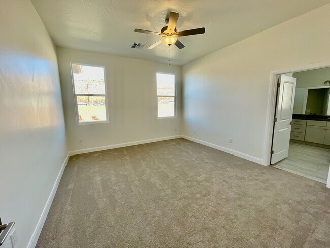 Building Photo - Three Bedroom Home in Washington Fields