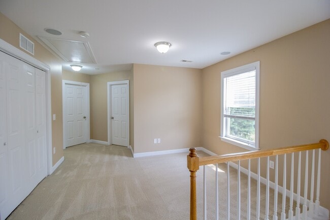 Building Photo - End Unit Townhome| 2nd Floor Loft Space | ...
