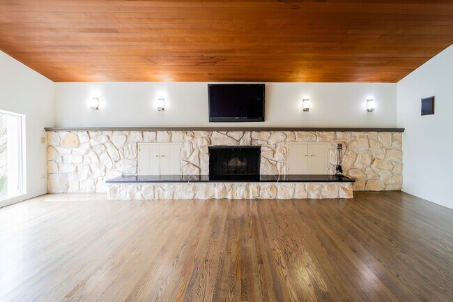 Building Photo - 4-Bedroom Luxury Home for Rent by Portland...