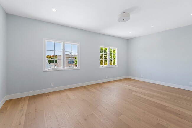 Bedroom - 321 S Swall Dr