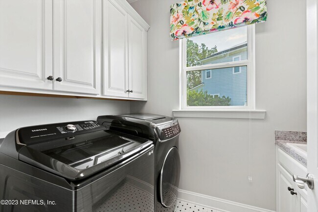 Building Photo - 102 Pine Blossom Trl