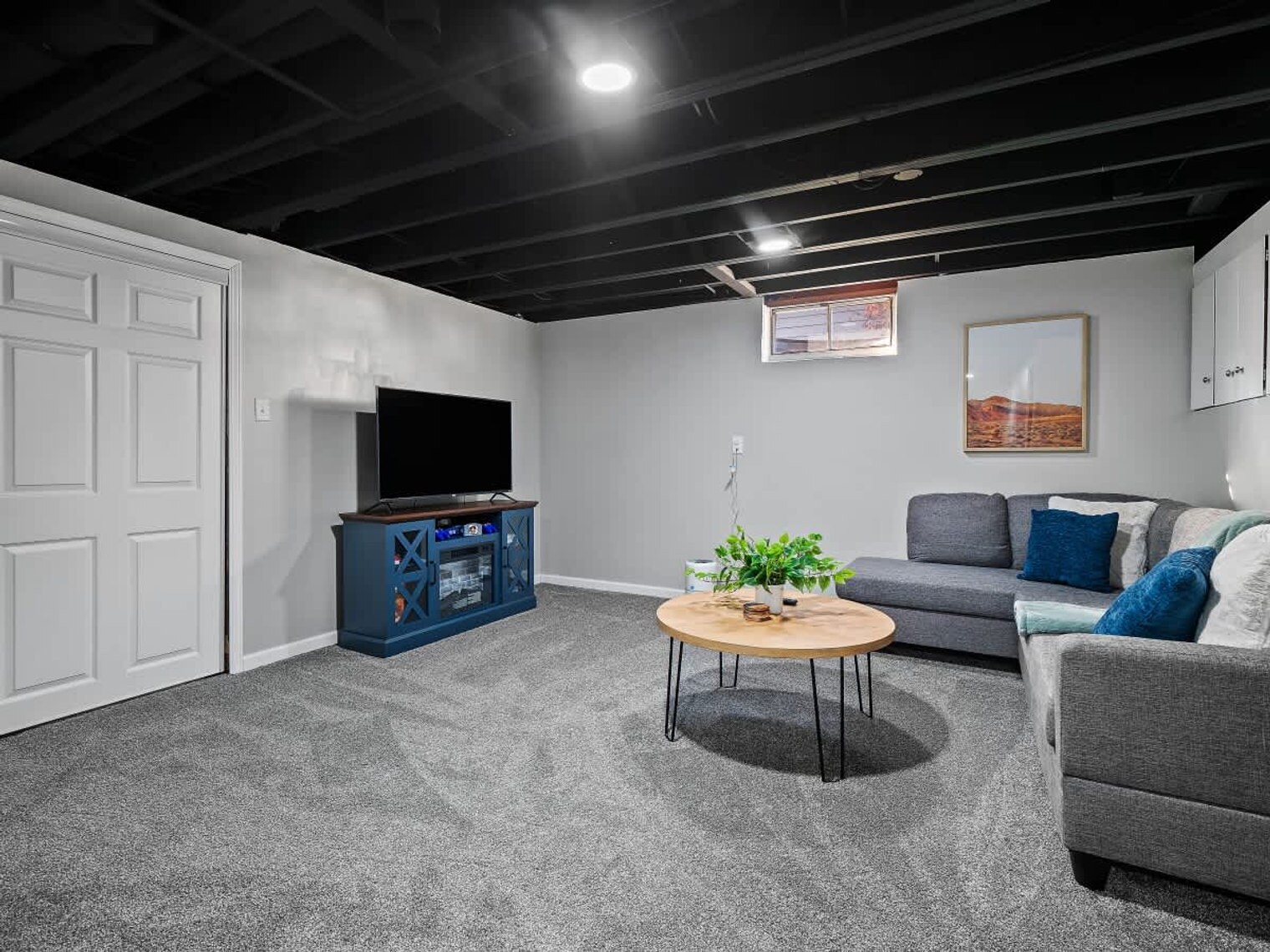 Building Photo - 4861 Pineview Dr