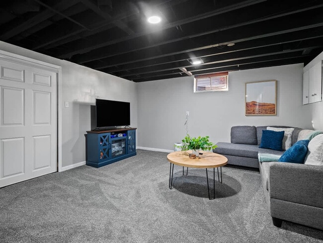 Building Photo - 4861 Pineview Dr