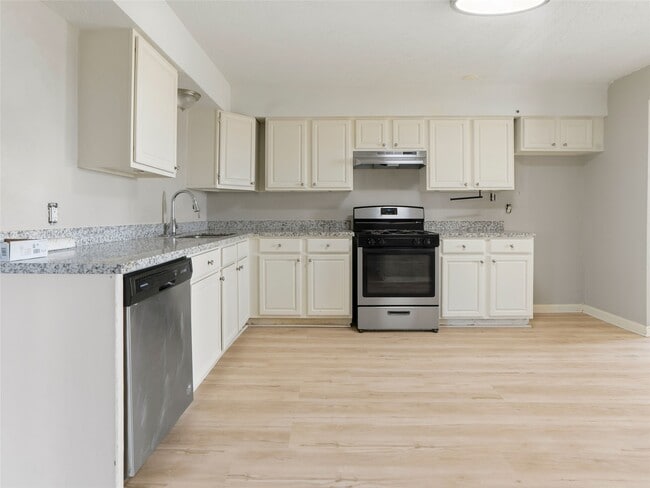 Building Photo - 1114 W 11th St