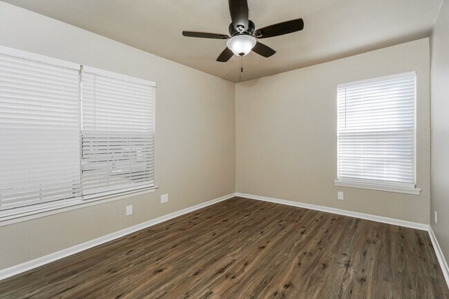 Building Photo - Spacious Living Near Parks & Trails