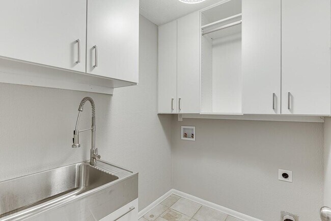 Building Photo - 1813 Rambling Woods Dr NW