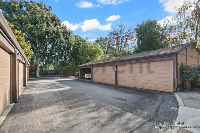 Building Photo - 2000 Rock St