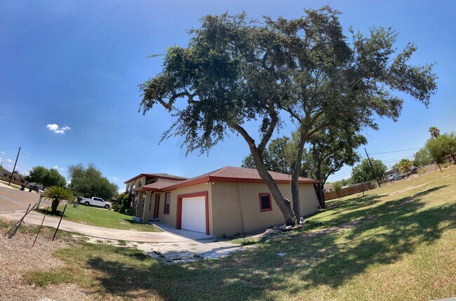 Building Photo - 2113 W Barcelona Ave