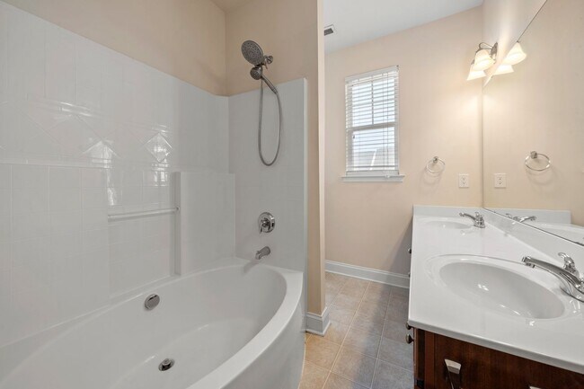 Building Photo - Fantastic Three Bedroom Townhouse in Charlotte