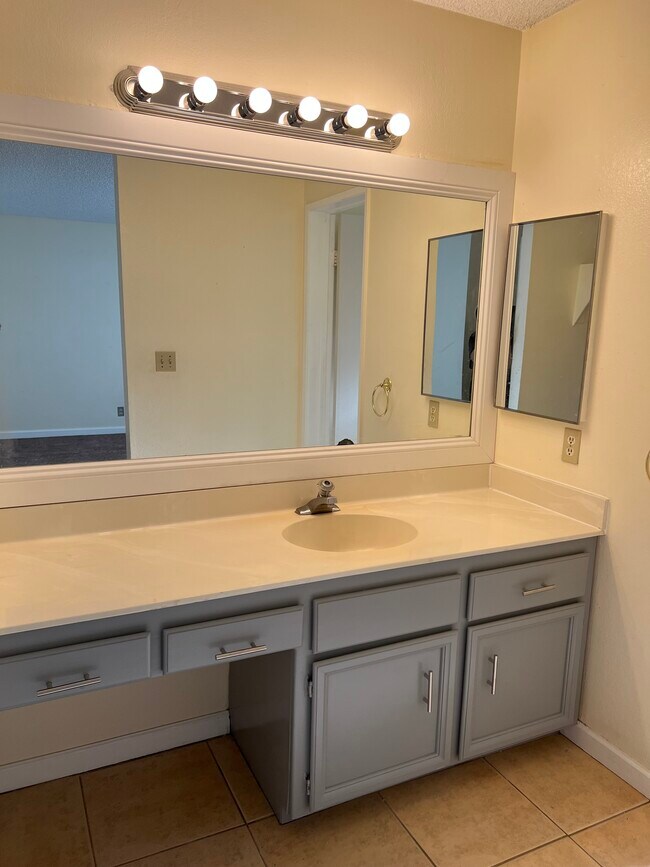 Building Photo - 1879 Pheasant Dr