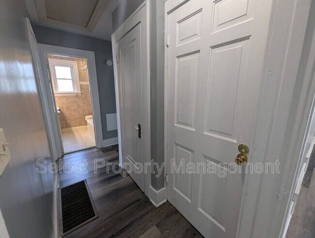 Building Photo - 822 Nuttman Ave