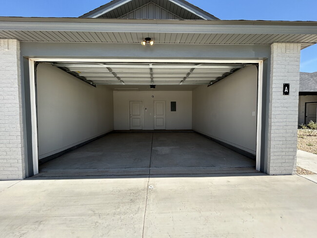 Building Photo - Brand New Duplex in Frenship East!