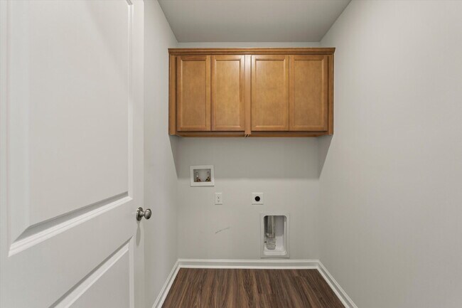 Building Photo - 4 Bedroom, 2.5 baths, with a 2 car garage located in Shell Point Farm.