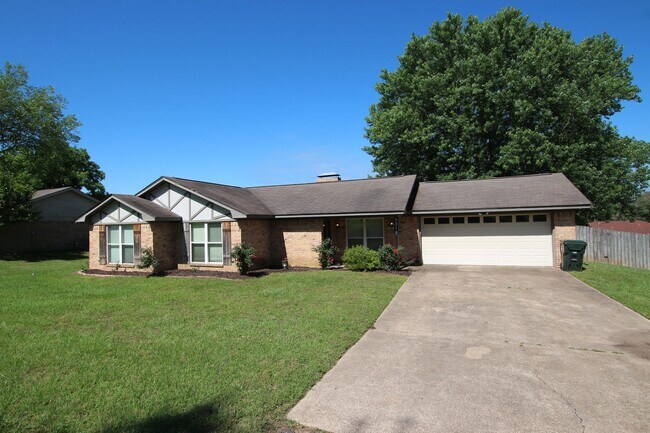 Primary Photo - 3 Bedroom 2 Bath Home In Tyler ISD!