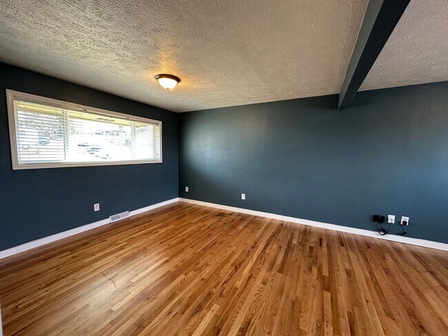 Building Photo - Spacious Northside 4-Bed, 2-Bath Ranch with Hardwood Floors