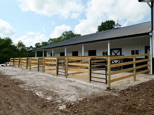Building Photo - 708 S Rose Farm Rd