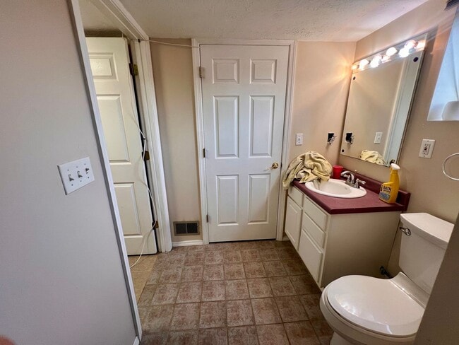 Building Photo - Coraopolis - 2 Bed 2 Bath - Home for Rent!