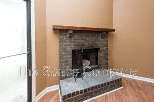 Building Photo - 404 Erskine St