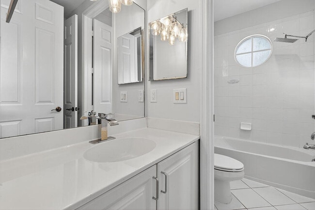 Building Photo - 318 September St