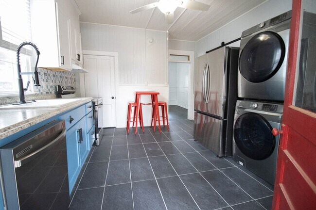 Building Photo - Now Preleasing for 2026–2027 – Beautifully Renovated Duplex in West Columbia