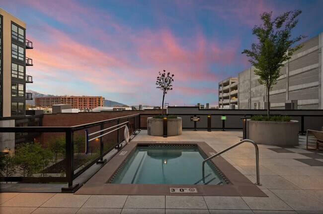 Building Photo - 610 400 W