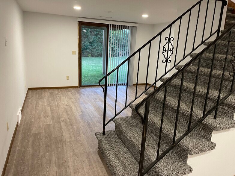 Building Photo - 6827 Sunset Meadow Dr