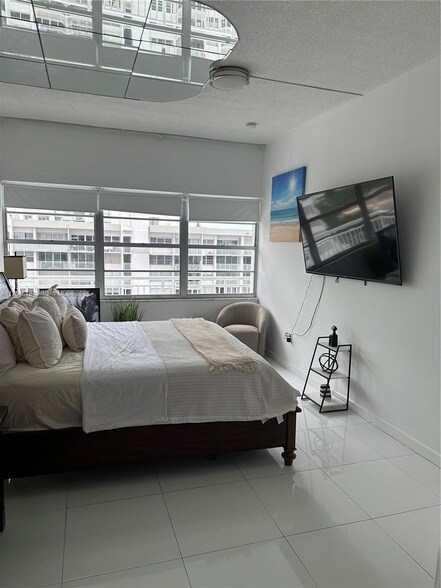 Building Photo - 18041 Biscayne Blvd