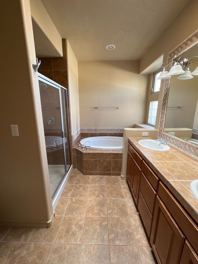 Building Photo - Desert Ridge 2/BD 2.5/BA 1/CG 1500/sf Townhouse
