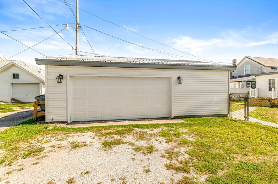 Building Photo - 174 W 7th St